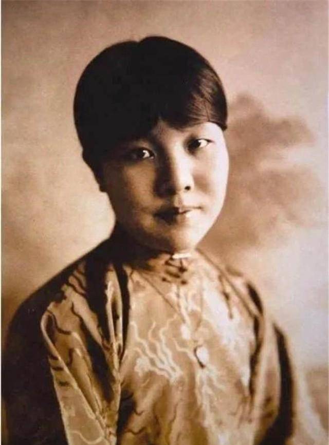 冰心吴文藻:生同穴死同眠,阴差阳错的邂逅,成就了一桩爱情美谈