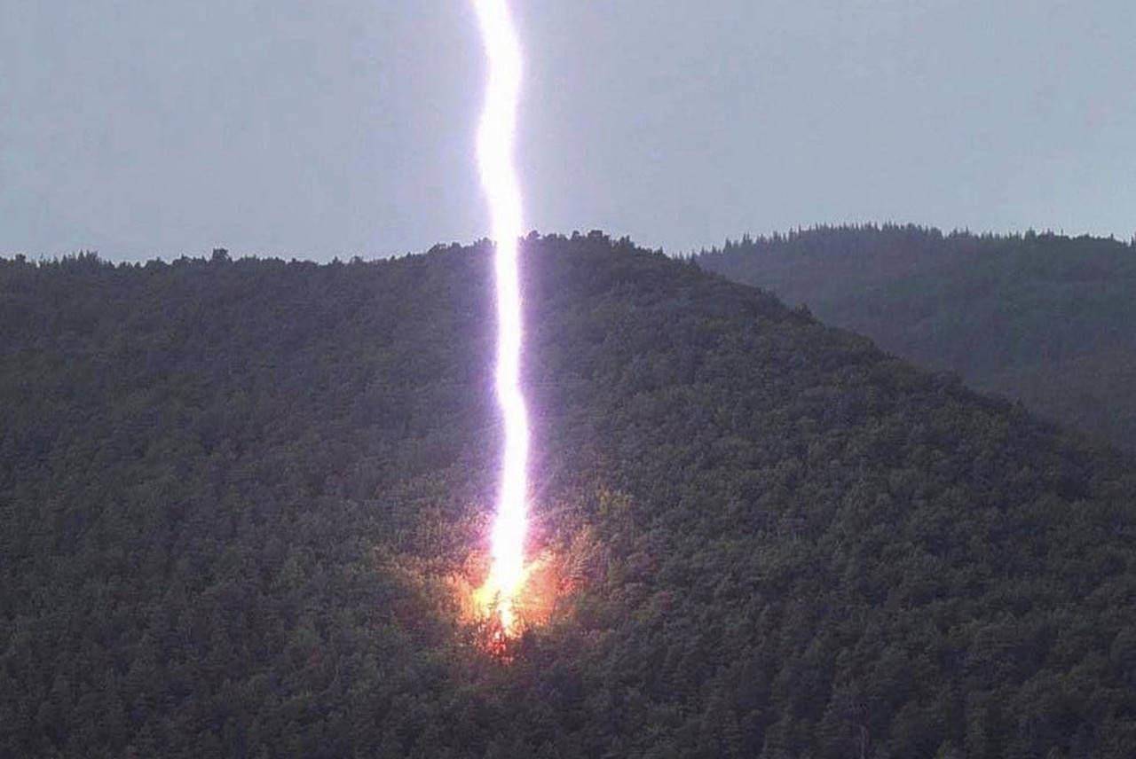 原创闪电每年击杀2000人:云南哀牢山多雷雨,野外作业须谨防雷击