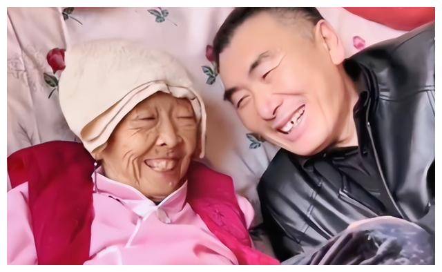 为老不尊?85岁马玉琴与陌生男子牵手,丈夫视若无睹,网友:丢人