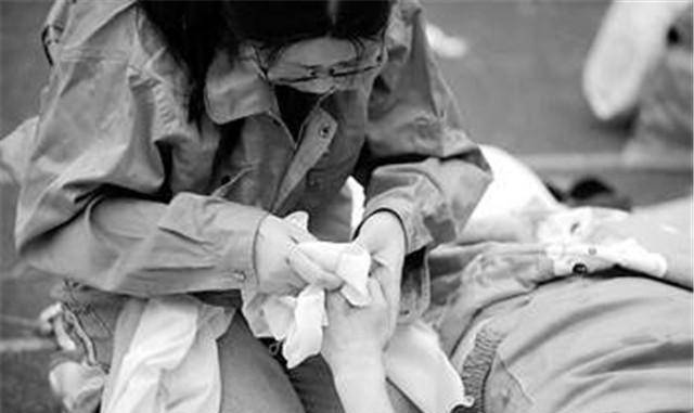 汶川地震为学生付出生命的谭千秋,他女儿从北大毕业后