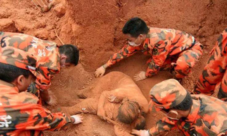 汶川地震死亡学生照片图片