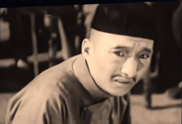 演反派演出生命危险!后来上级规定,所有人看戏时必须卸下子弹!