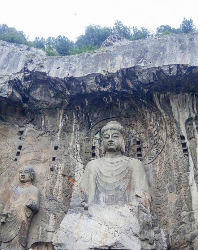 利于天下朝贡;又占据富饶的河洛平原,北依黄河,三面环山,也是形胜之地