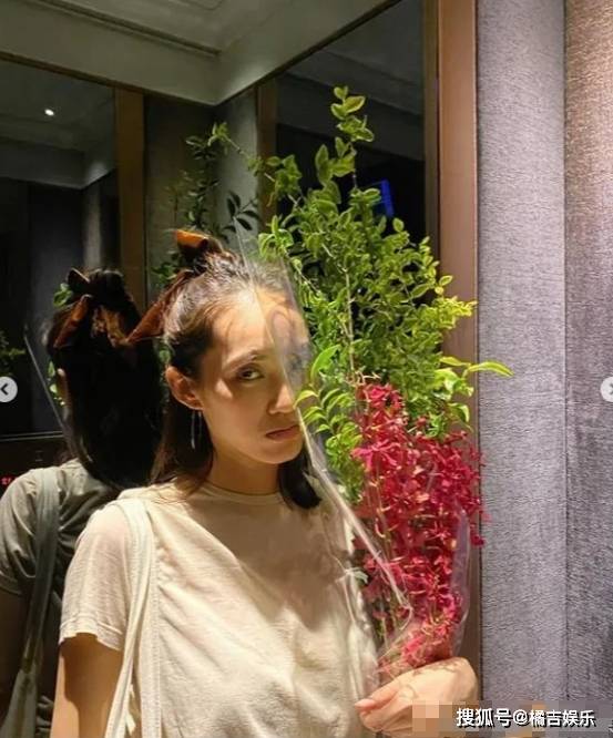 余文乐老婆王棠云发文回应了抢座位道歉