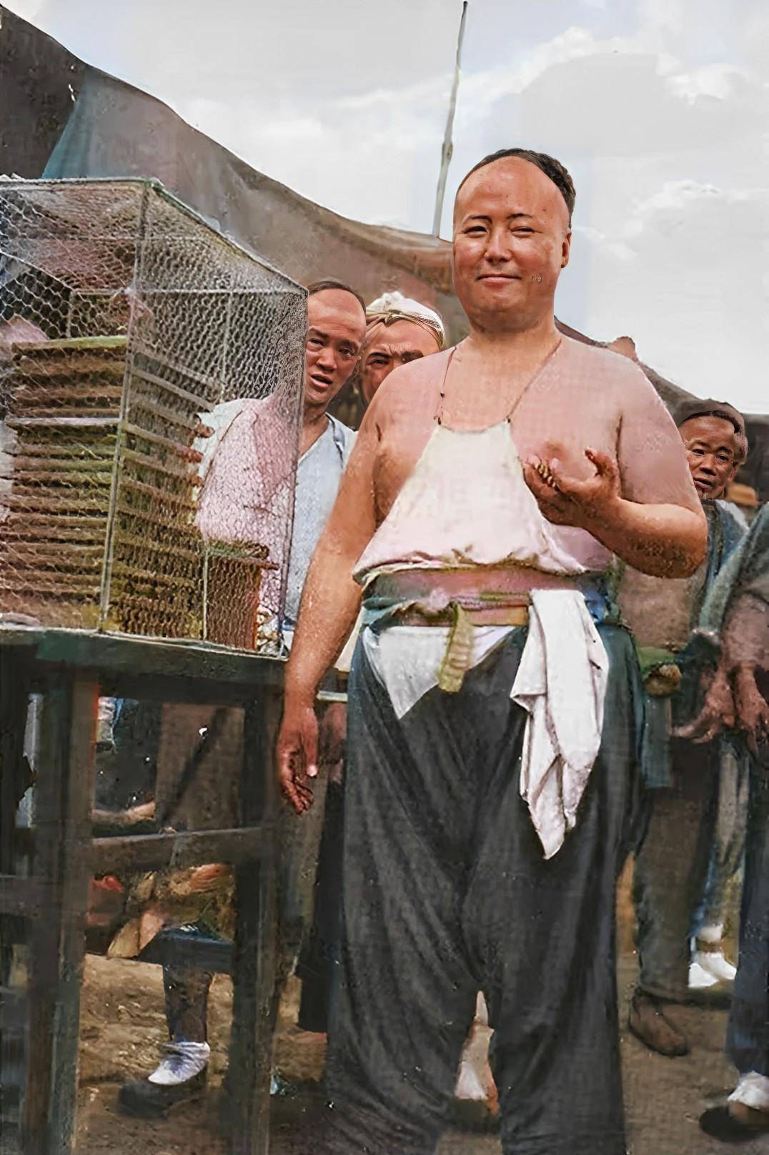 清末上色老照片:老财主连纳七个小妾,男子穿着肚兜一身赘肉