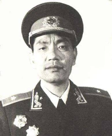 尤太忠将军当晚尤太忠拨通了吴克华的电话:"你可不够意思,吴晓伟到我