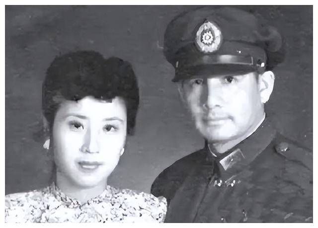 1969年,张灵甫遗孀王玉龄在纽约拍下这张照片,为其守寡74年