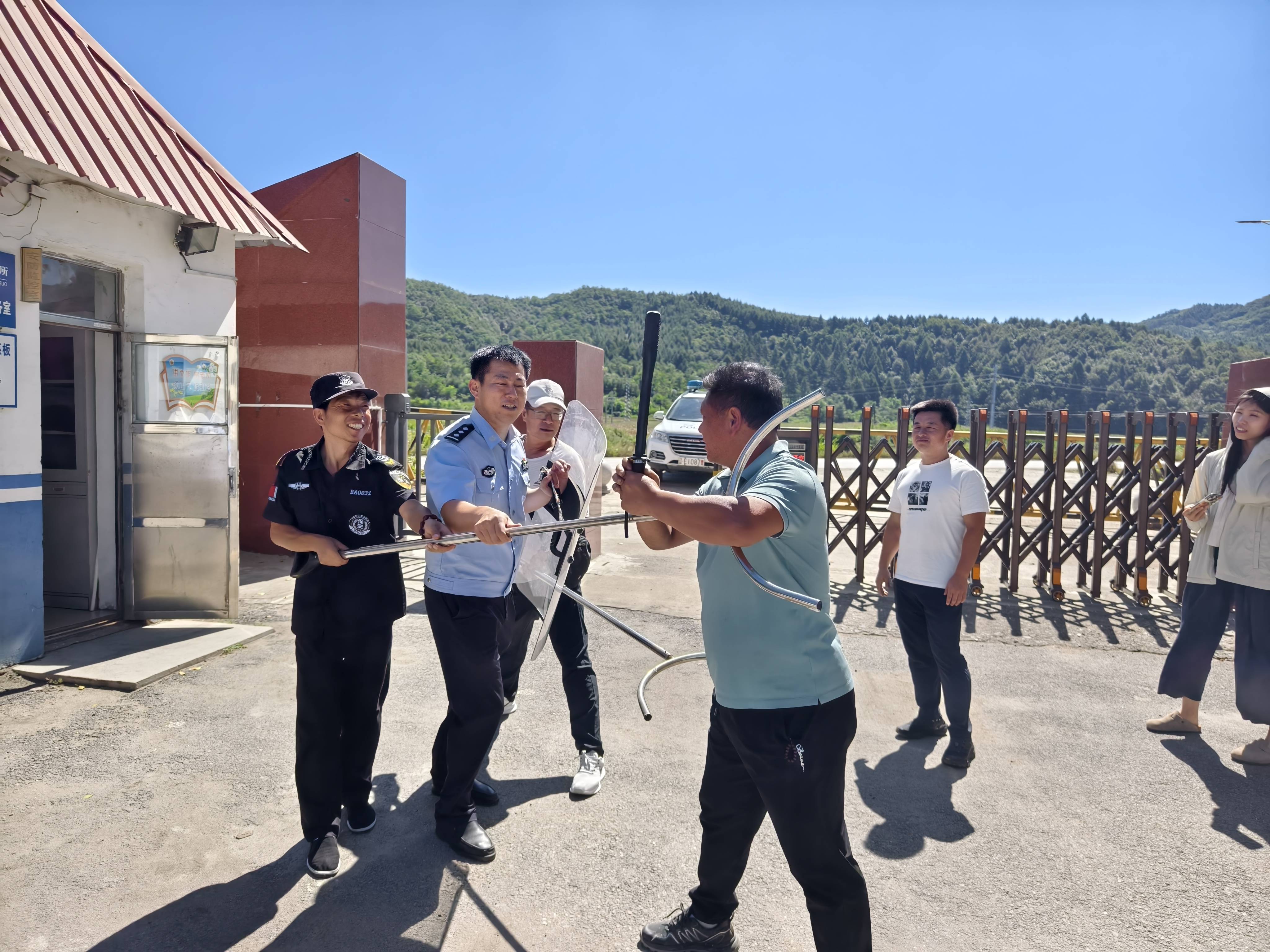 本溪县公安局及其关工委全力做好"护校安园"和送法进校园工作