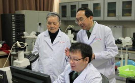 陈菊梅:传染病专家,47岁为科研拔光牙齿,入伍55年享上将待遇