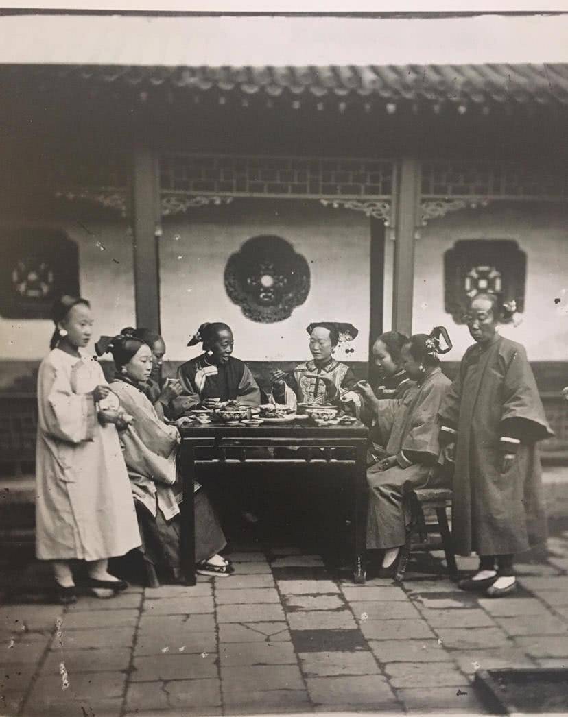 清朝老照片:图3是末代皇帝在打高尔夫,图4的小女孩让人太想笑