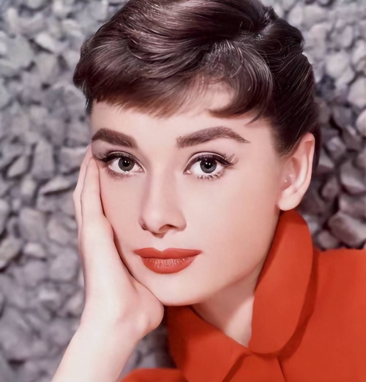 回顾肯尼迪秘书回忆:亲眼目睹赫本走进总统房间,发出陶醉的笑声