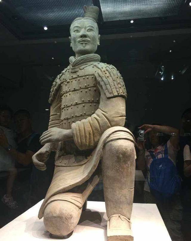 毕竟这么多的兵马俑,只对这一个兵马俑红绿不分,肯定道义上说不过去的