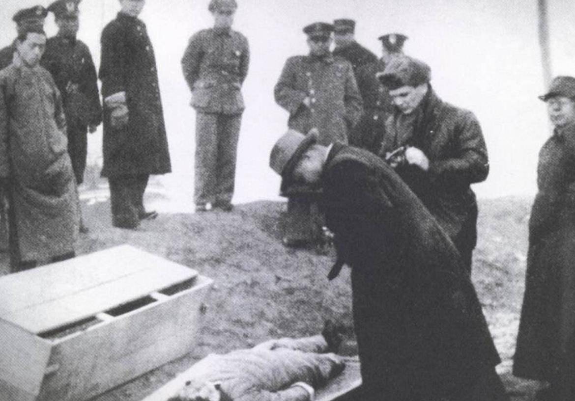 川岛芳子的私房照,一副龅牙毫无姿色,枪毙后记者蜂拥而上拍遗照