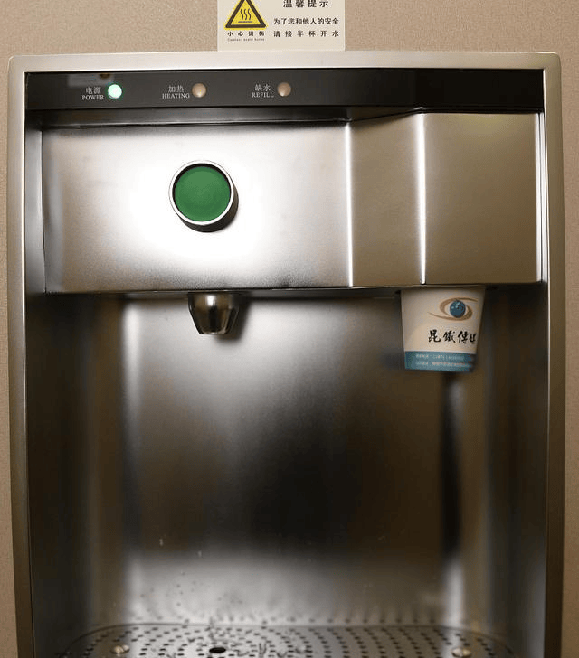 高铁上的热水从哪里来的?高铁上的热水能喝吗?