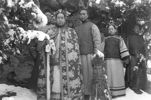 慈禧太后爱听戏,打麻将,大臣和宫人们宁愿生病,也不想陪她去