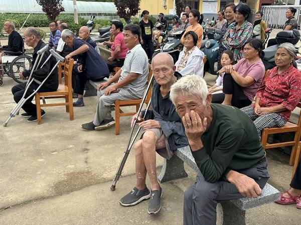 界牌镇敬老院张爱国院长,冯庄村党总支戴峥嵘书记参加了活动.