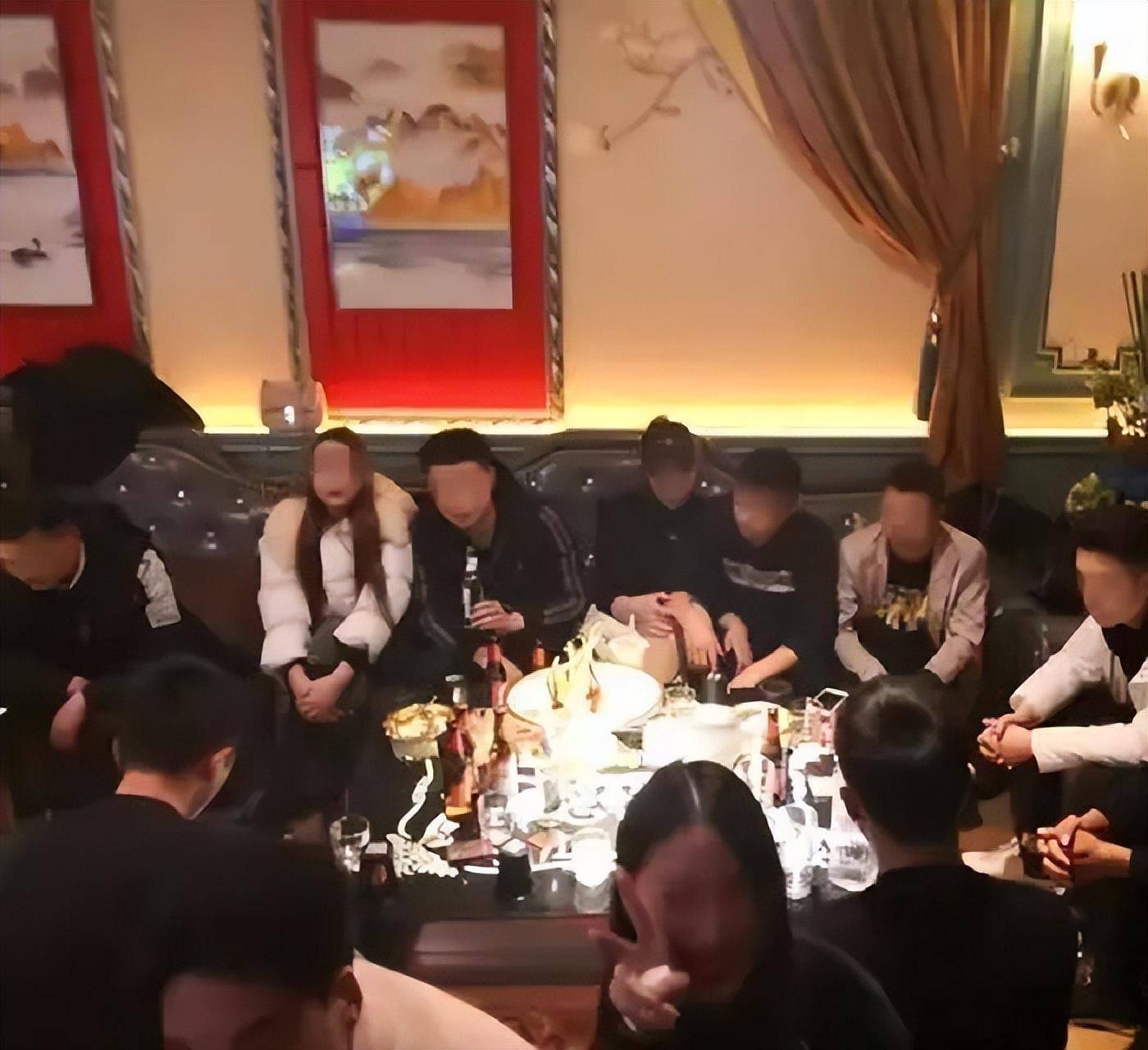 2003年,四川女毒贩被押送刑场,女儿跪在地上请求:我替我妈赴刑