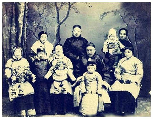 1932年,杨森和四个小妾,一张罕见的合影,福寿双全,儿孙满