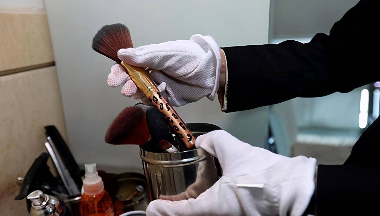 90后入殓师:入学两月被"预定",过年亲戚不让进家门_职业_工作_生活