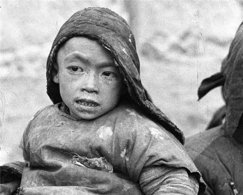 1942年河南大饥荒真实旧照:饿死300万人,吃树皮的孩子看着心疼_白修德