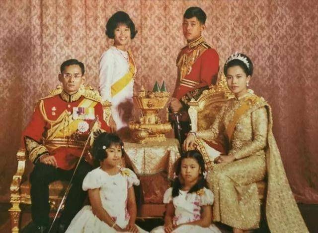 王室独苗母亲溺爱,妹妹让着他,女儿为他镇国_王位_小公主_王储