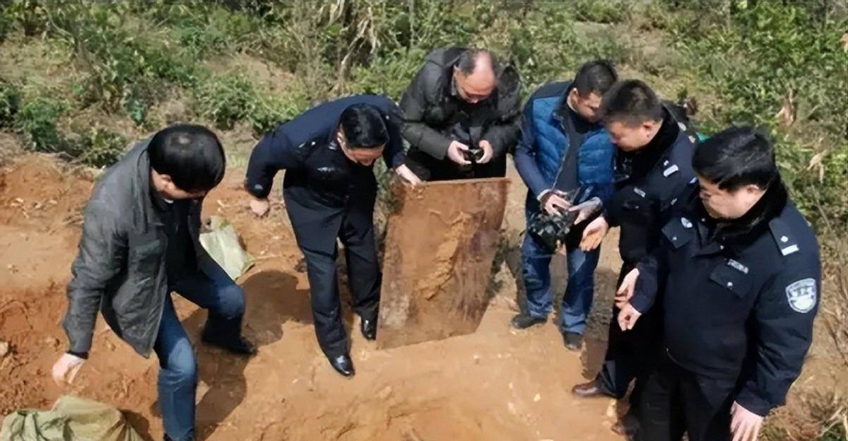 2016年,一辆白色越野车经常在晚上出现,警方调查后破获盗墓大案