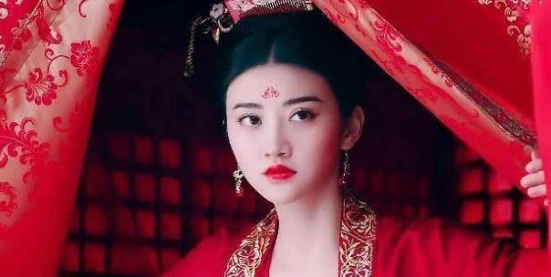 哥哥婚前暴毙,妹妹"女扮男装"帮哥哥娶亲,结果发现新娘是男人