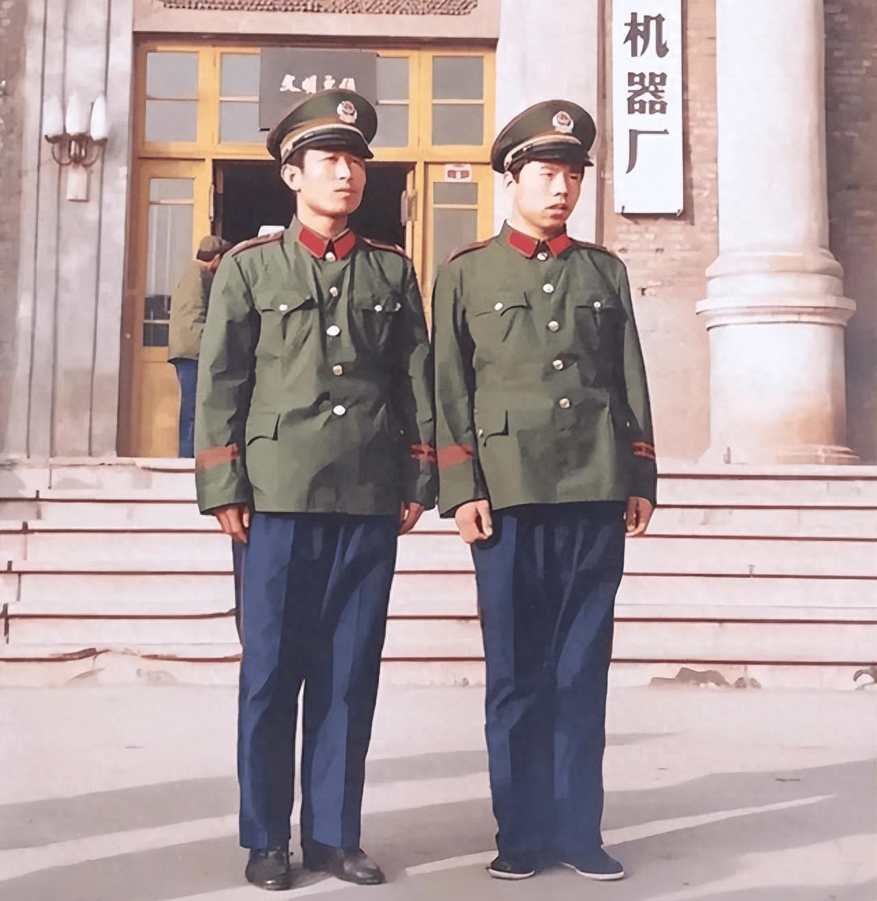80年代末90年代初的经济警察制服冯勇将办公室门打开一看,门口站着一