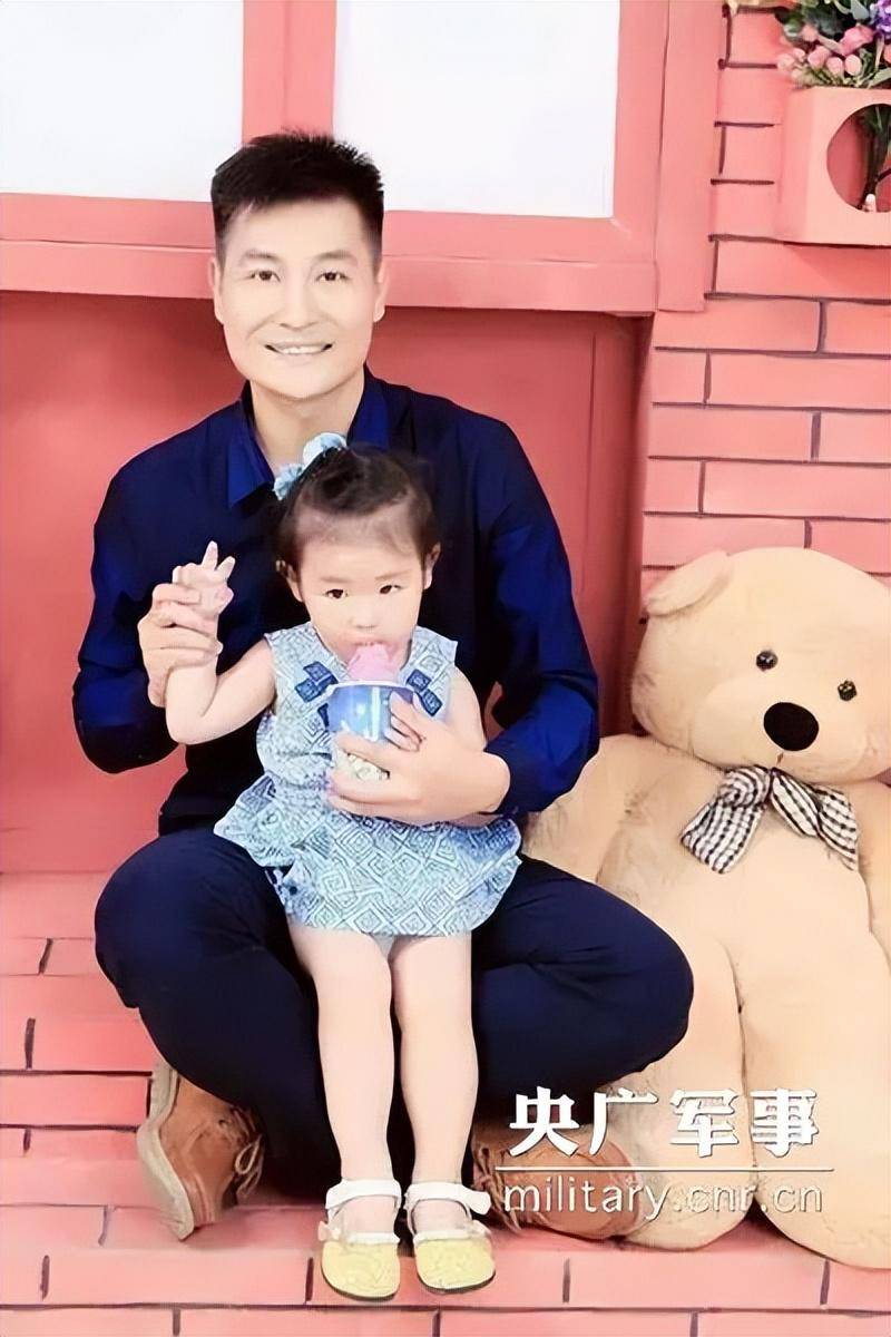 16年航母飞行员张超牺牲,女儿仅2岁,空姐妻子入伍今成海军上尉