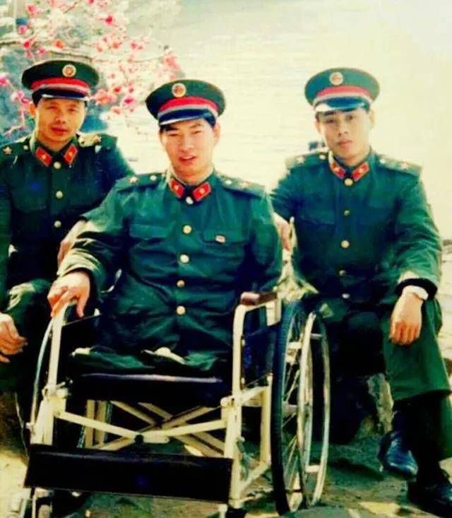 "这位战士原来被敌人死死咬住,毫无撤退的机会,展亚平一眼就发现了这