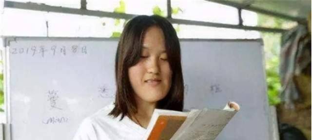 "歪脸女孩"赵宏秋,受资助变女神,舍弃百万年薪当老师