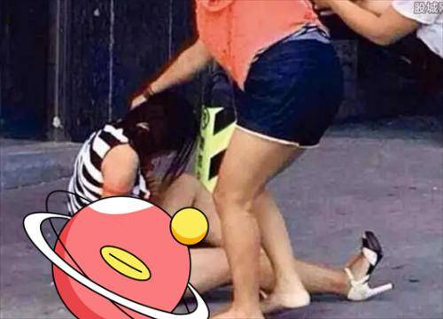 陕西一女子当街手撕小三,现场撕烂女子贴身衣物,场面逐渐失控