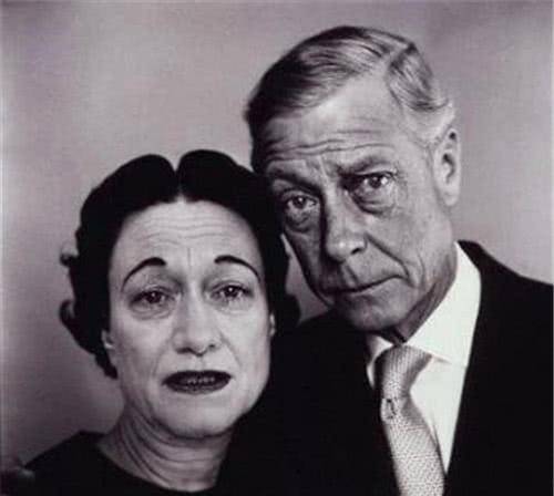 最终首相给了爱德华八世三个选择,一是放弃结婚的想法,二是违抗首相的