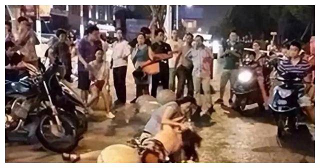 女子深圳当街割喉小三,淡定目睹她痛苦死去,不慌不忙等待警察