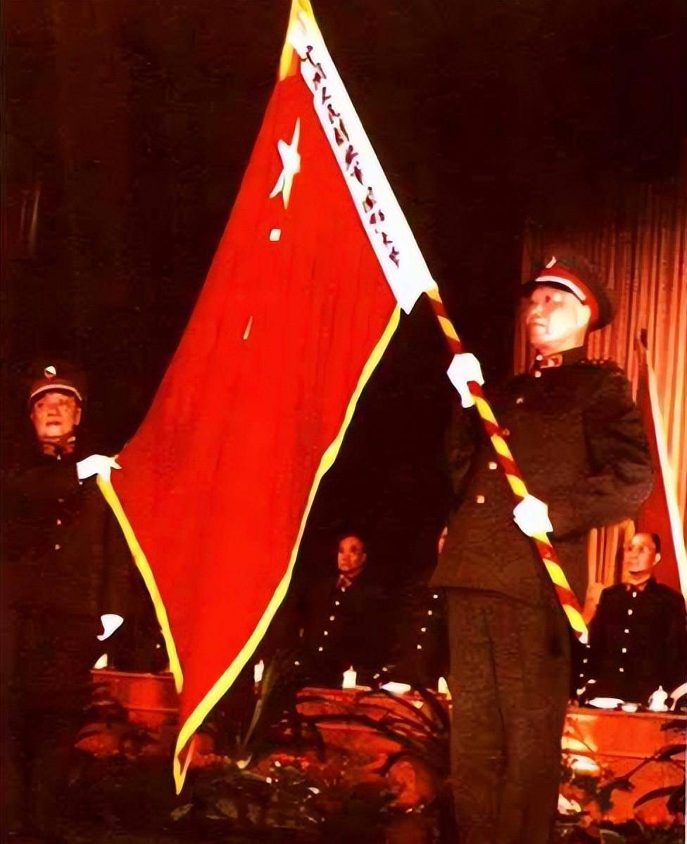 1990年,李德生要退居二线,他提出一起下来,组织让他再兼任政委_张震