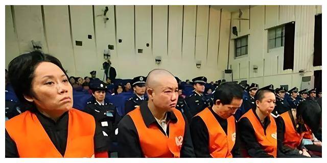 重庆女黑老大谢才萍,开设80多家赌场,包养16名帅小伙