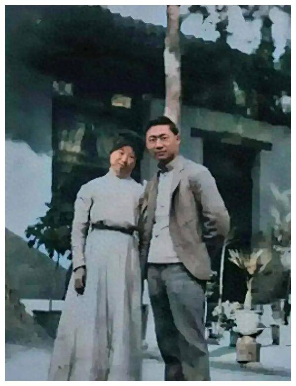 1910年,孔祥熙和原配,一张罕见合影,若非早逝,不可能娶宋霭龄