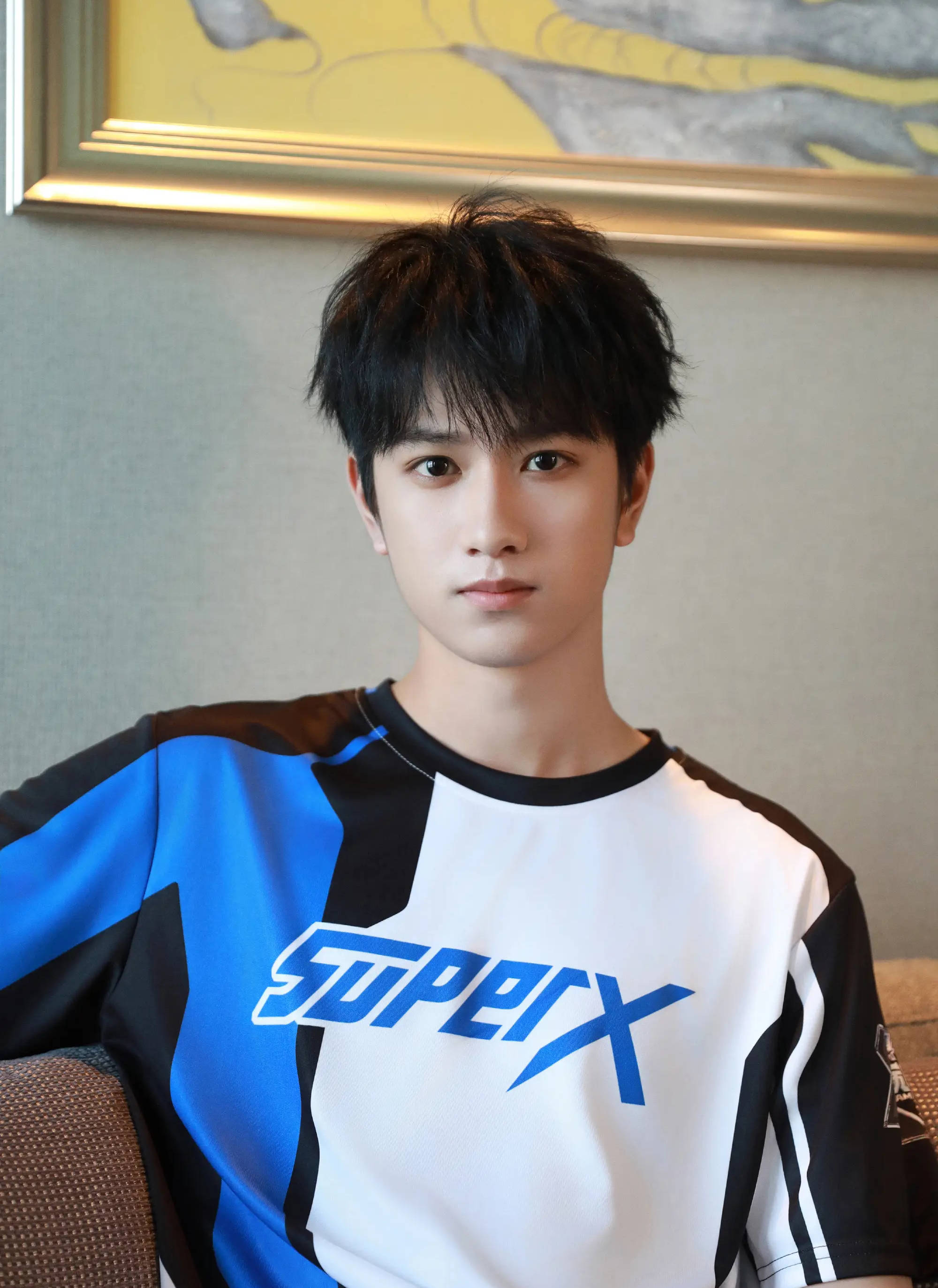 敖子逸高铁出行被围堵气到爆粗口!直言不希望粉丝在机场高铁站接送