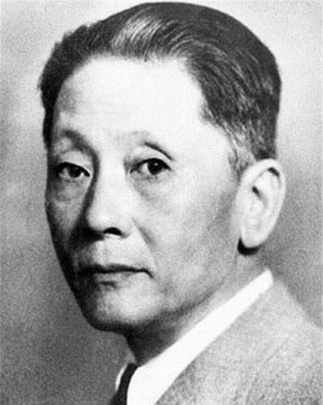 2009年,98岁的钱学森永远离开了蒋英,她久坐身旁,喃喃轻语