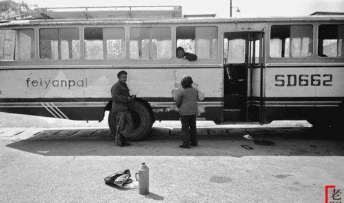 老照片:八十年代临沂城的客车