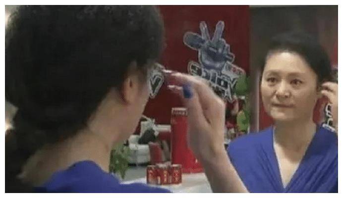 弟弟对于金炜玲住在自己家中,也是种种看不惯,甚至对她动起了手.