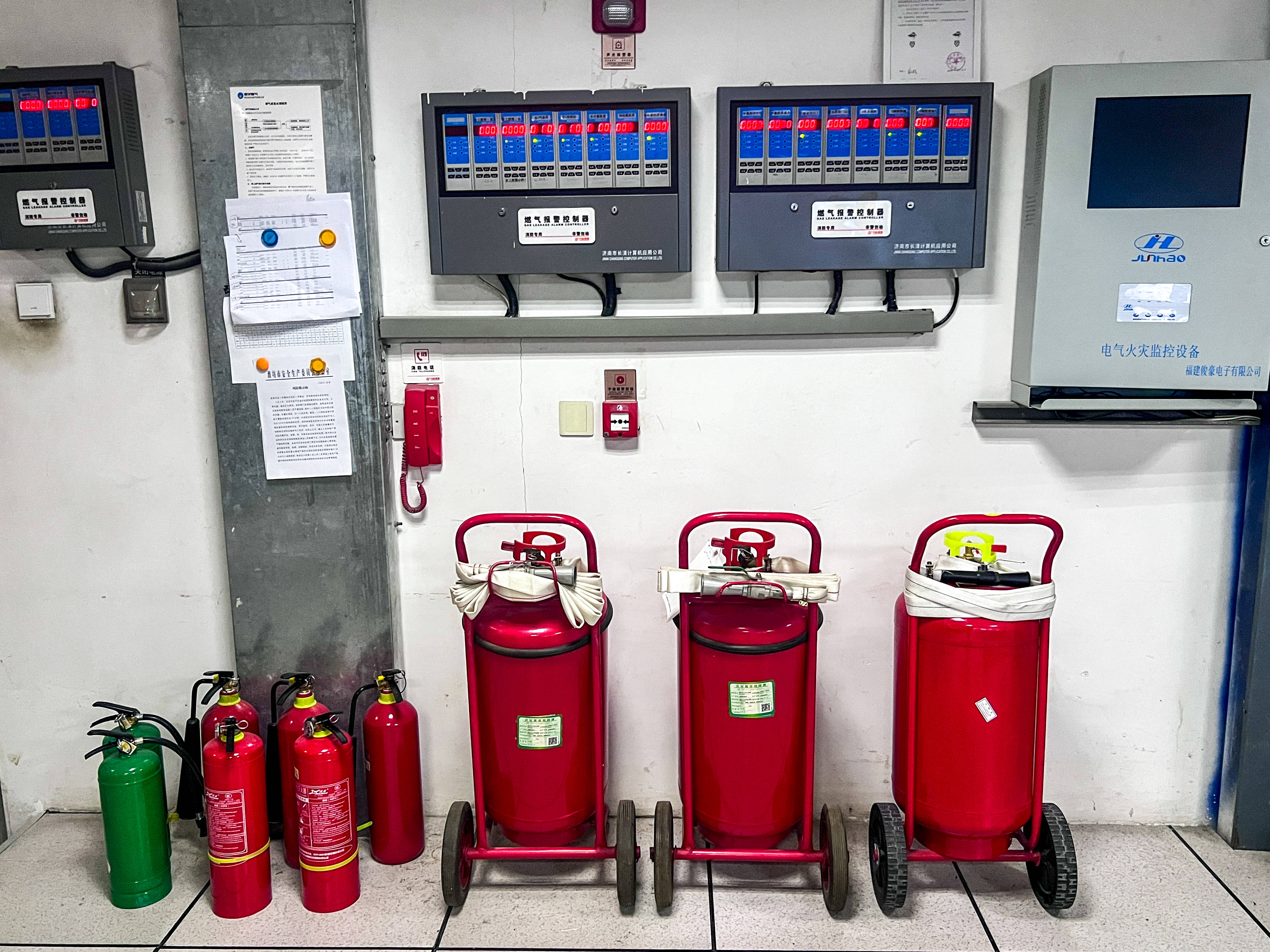 酒店拥有完善的消防设施及安全监控系统,做好保养巡检记录,每月开展