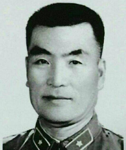 他是大军区副参谋长,后被转业地方,罗帅调他回部队,后晋升少将