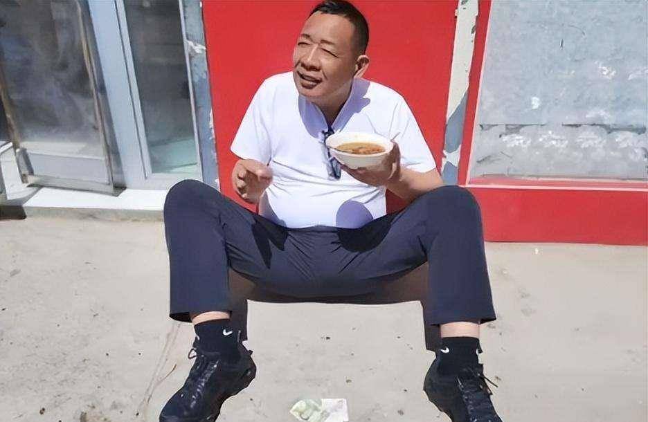 胖东来老板近照曝光,手捧面碗席地而坐超接地气_于东来_小时候_债务