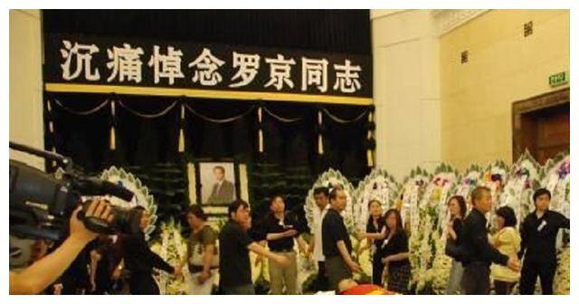 但没想到的是,再婚事件却引发了轩然大波,很多人指责她对罗京不忠,但