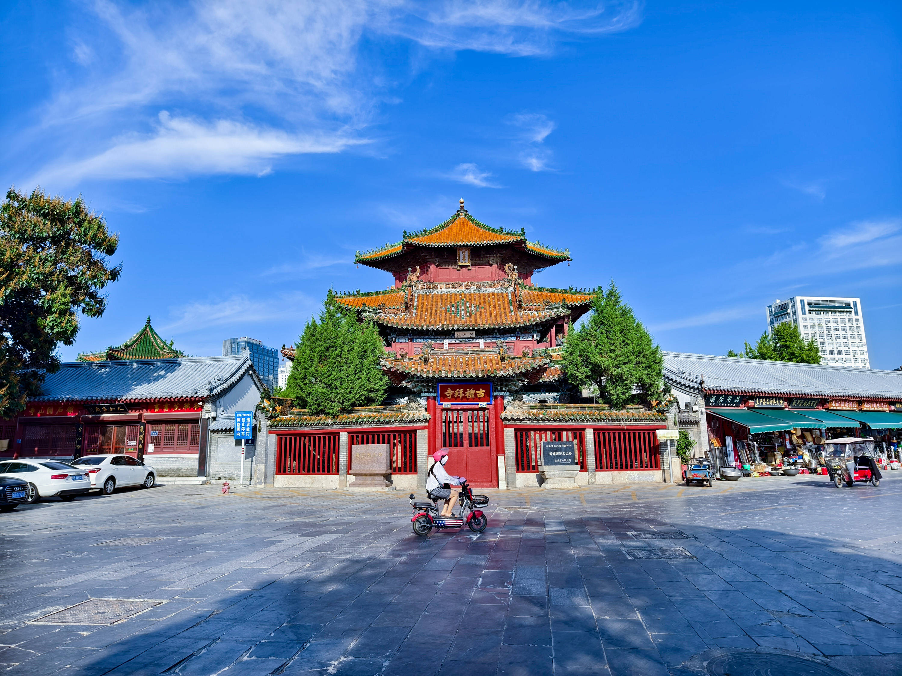 位于济宁小闸口运河路29号老运河边上,坐西向东,主要建筑由东向西轴线