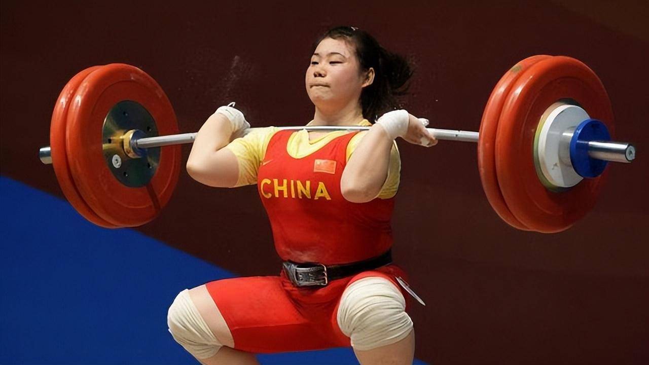 2003年,奥运冠军陈晓敏以399万拍卖所有奖牌,全部所得捐建学校_举重