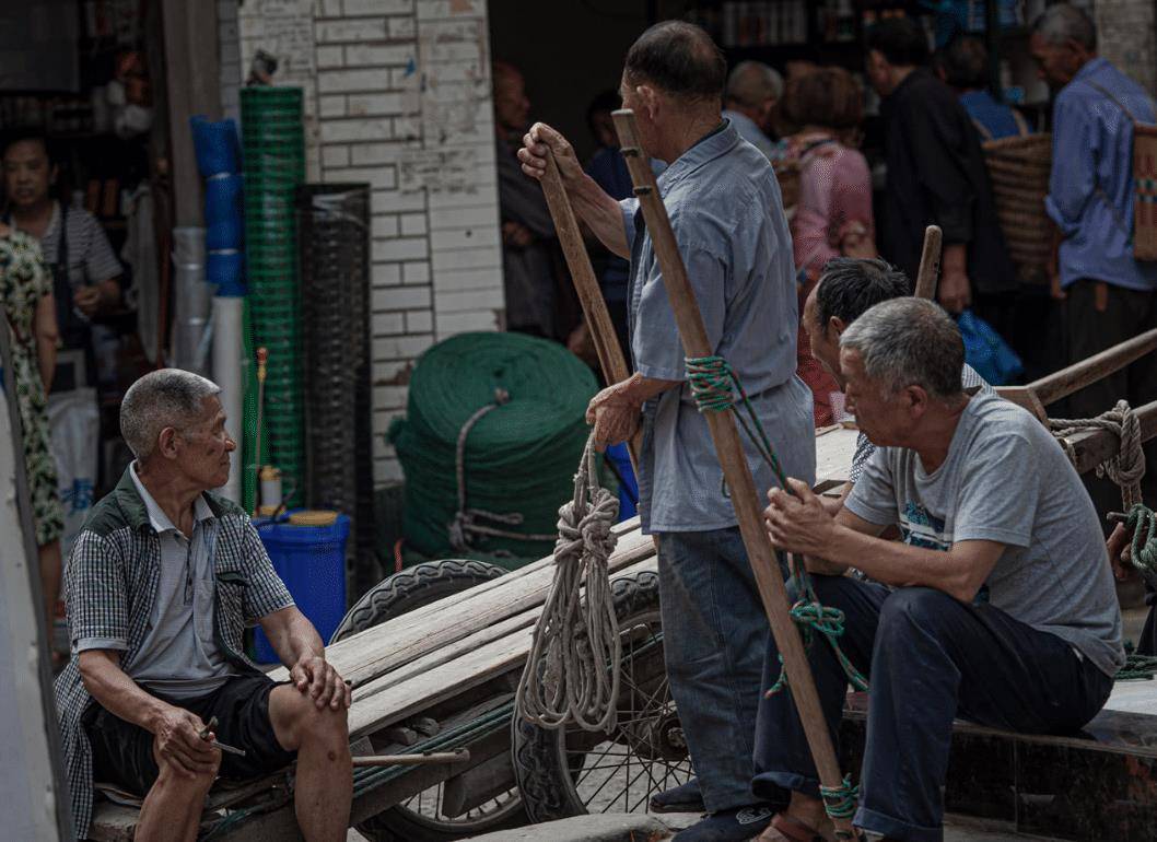 重庆棒棒工牵着儿子图片