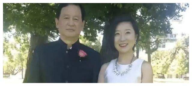 迟重瑞现身国外婚礼现场,新娘孙女颜值神似陈丽华