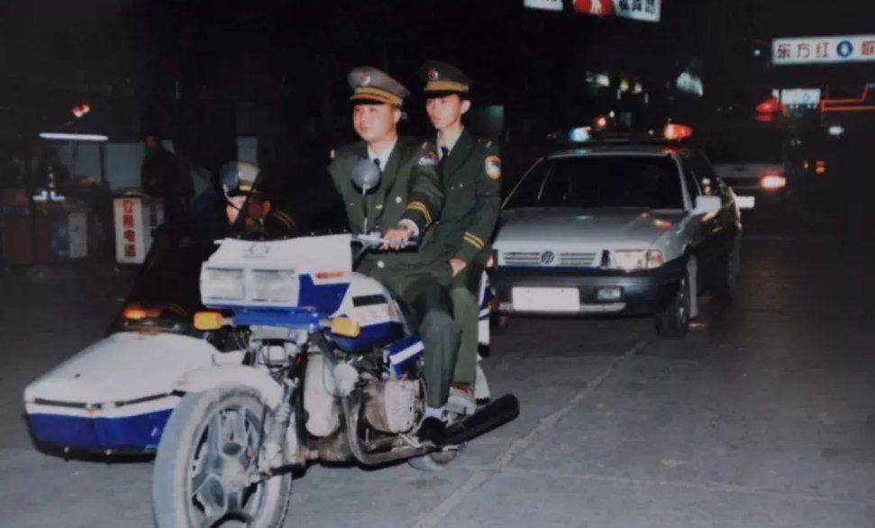 西安悍匪魏振海:靠钢钳越狱,残害11人,临死拒不认罪,仰天狂笑